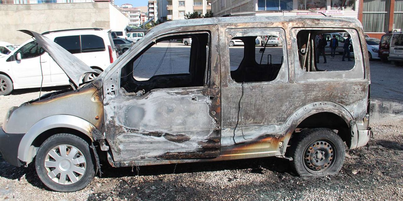 Park edilen araç alev aldı