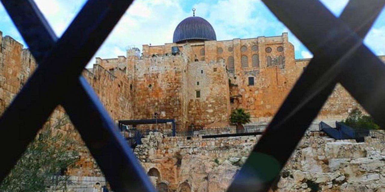 Filistinliler, işgalcilerin himayesinde Mescid-i Aksa'ya giren BAE heyetini kovdu