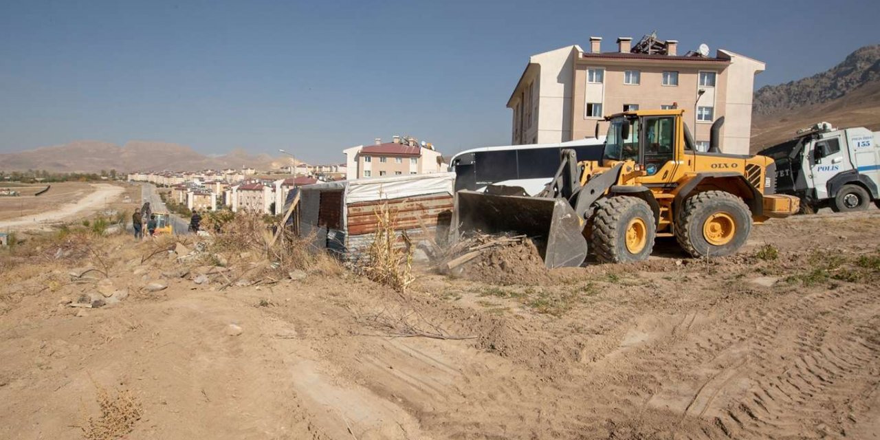Van’da kaçak yapılar belediye ekipleri tarafından yıkıldı