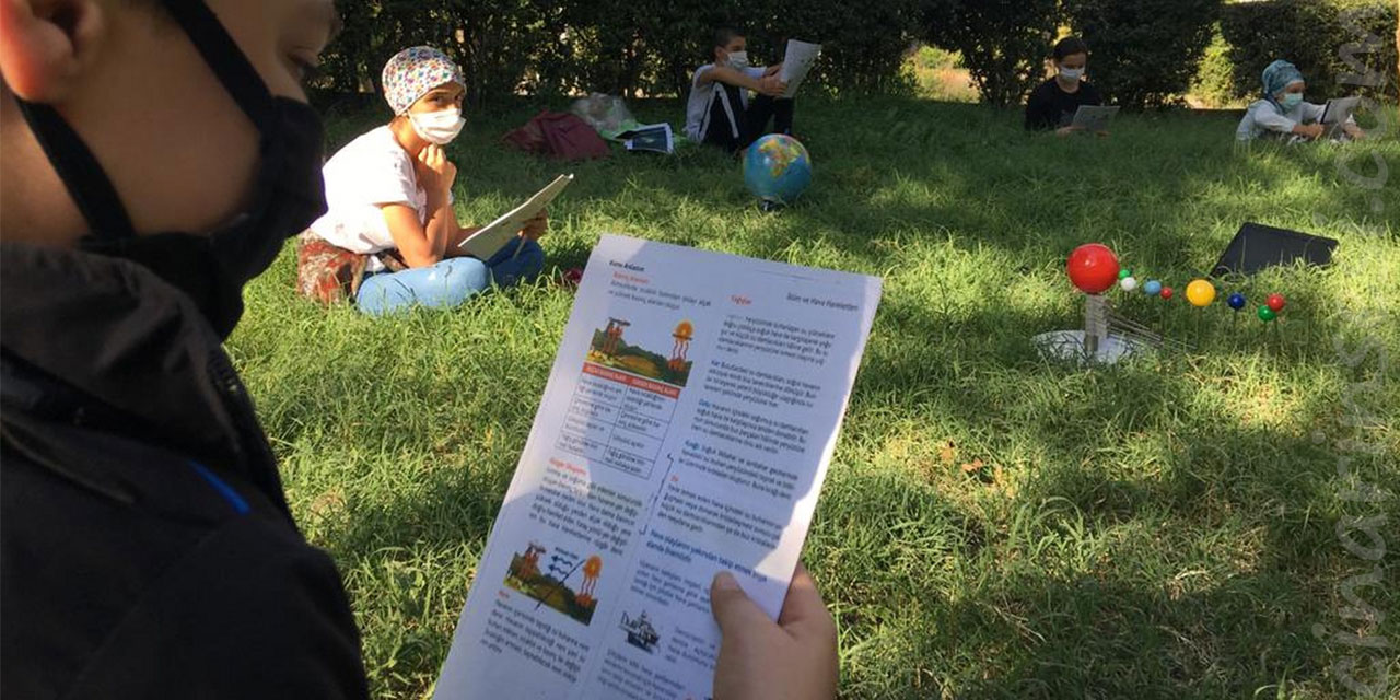 Öğrencilere açık alanda Fen ve Teknoloji dersi