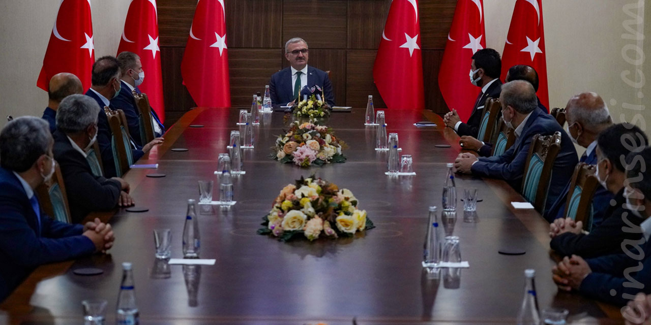 Diyarbakır Valisi Münir Karaloğlu muhtarlarla bir araya geldi