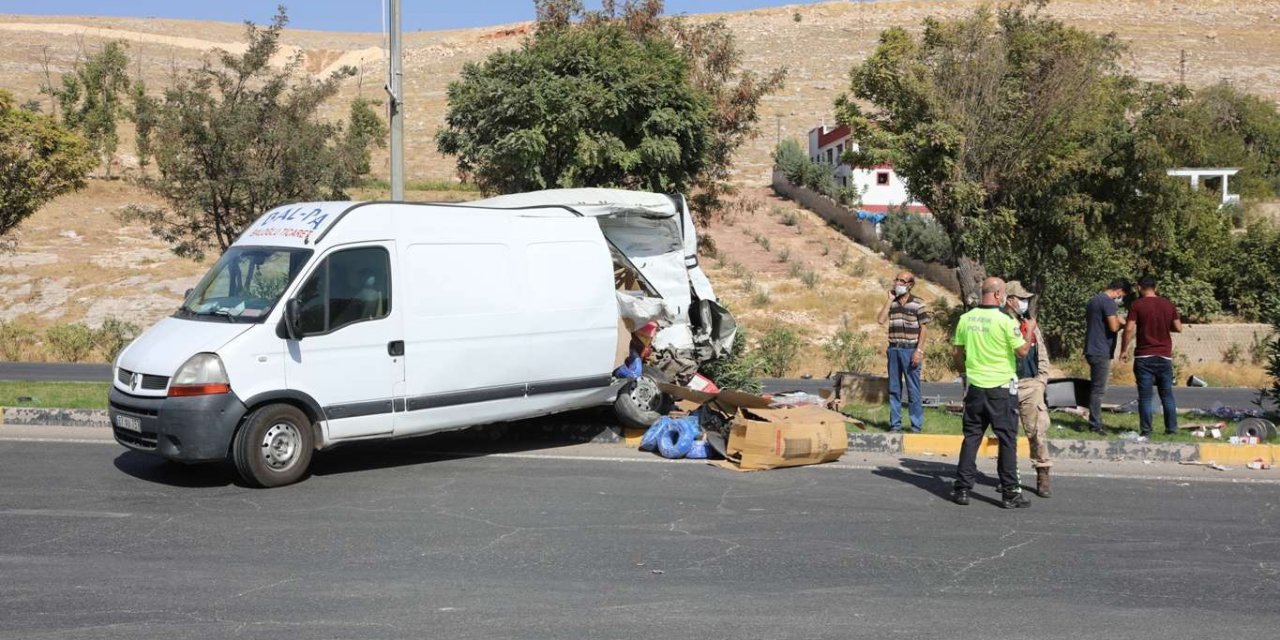 Freni boşalan minibüse kamyon çarptı: Bir ağır yaralı