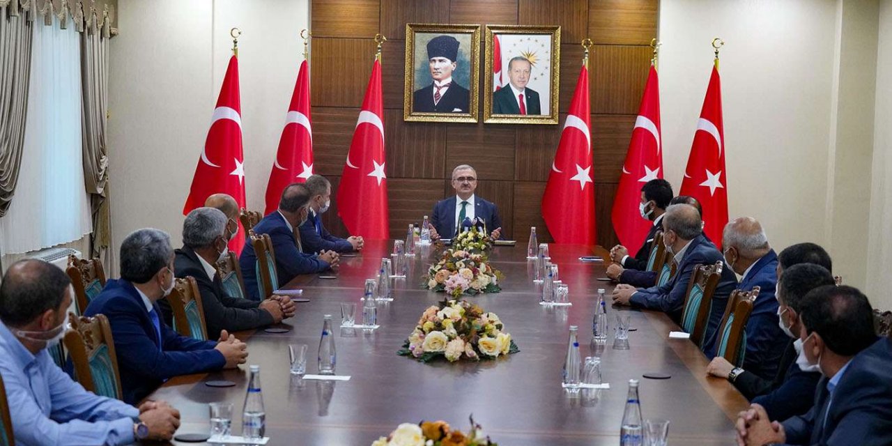 Diyarbakır Valisi Münir Karaloğlu muhtarlarla bir araya geldi