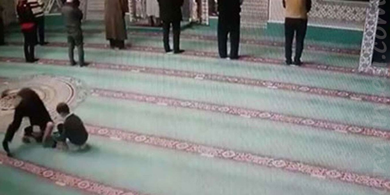 Akyazı'da çocuğuna namazı sevdirmek için takla atıp namaza durdu