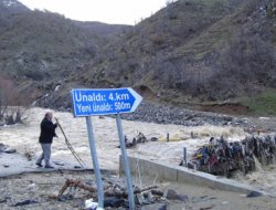 Köprü sular altında kalınca, köyle bağlantı kesildi video