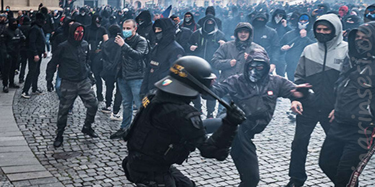 Covid-19 tedbirlerine tepki gösteren göstericiler Roma'da polisle çatıştı