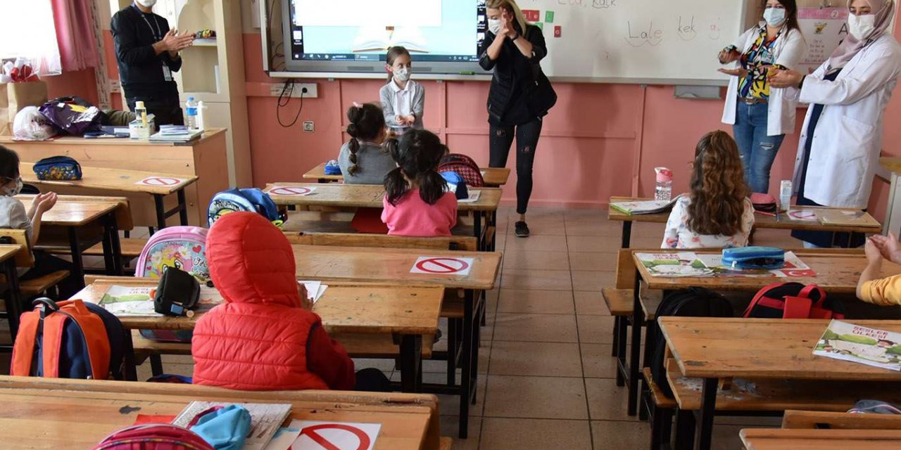 Van’da,sağlıkçılardan öğretmen ve öğrencilere Coronavirus eğitimi