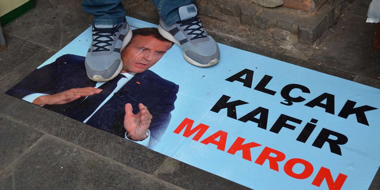 Diyarbakırlılar Macron'un posterini ayaklar altına aldı