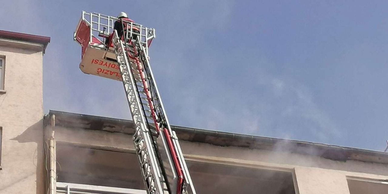 Elâzığ'da ağır hasarlı binada çıkan yangın söndürüldü