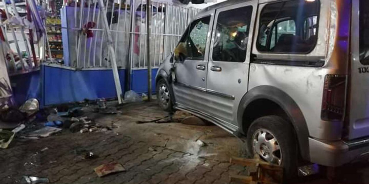 Şanlıurfa'da hafif ticari araç markete daldı: 7 yaralı