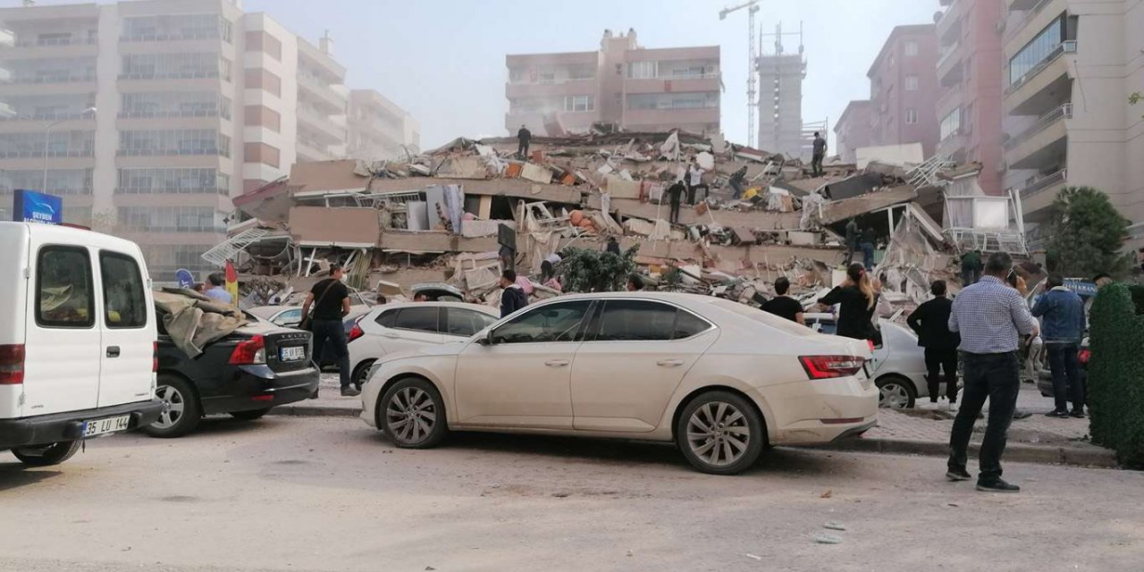 İzmir'deki depremde bazı binalar yıkıldı
