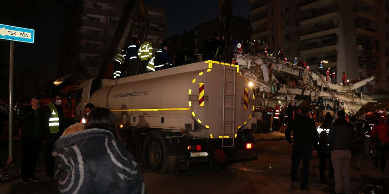 İzmir'de arama kurtarma çalışmaları devam ediyor