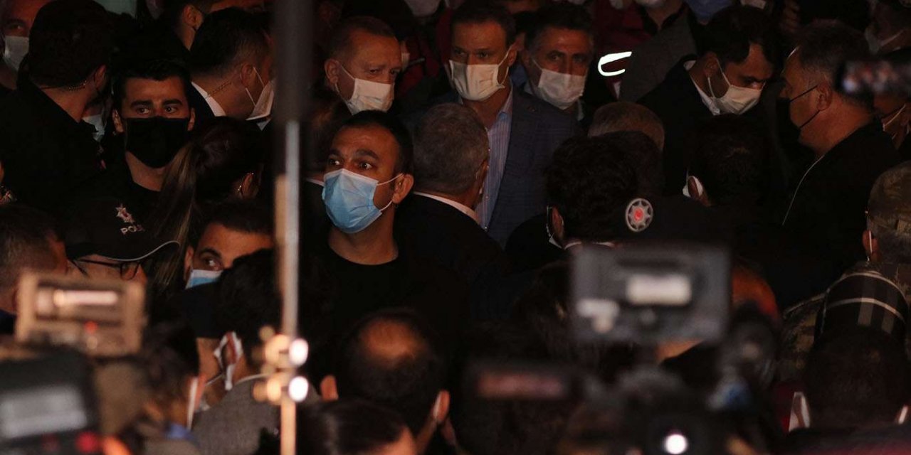 Cumhurbaşkanı Erdoğan İzmir'de devam eden arama kurtarma çalışmalarını yerinde inceledi