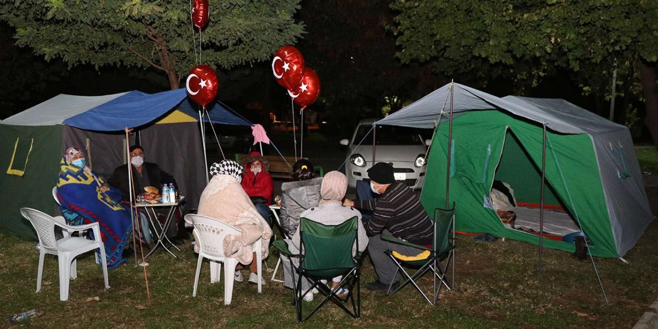 Depremi yaşayan İzmirliler ikinci geceyi de sokakta geçirdi