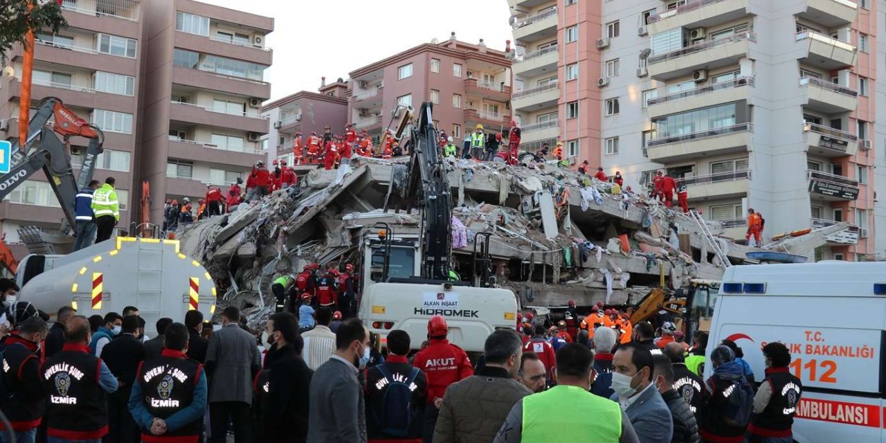 İzmir'deki depremde yıkılan binalarda arama-kurtarma çalışmaları devam ediyor