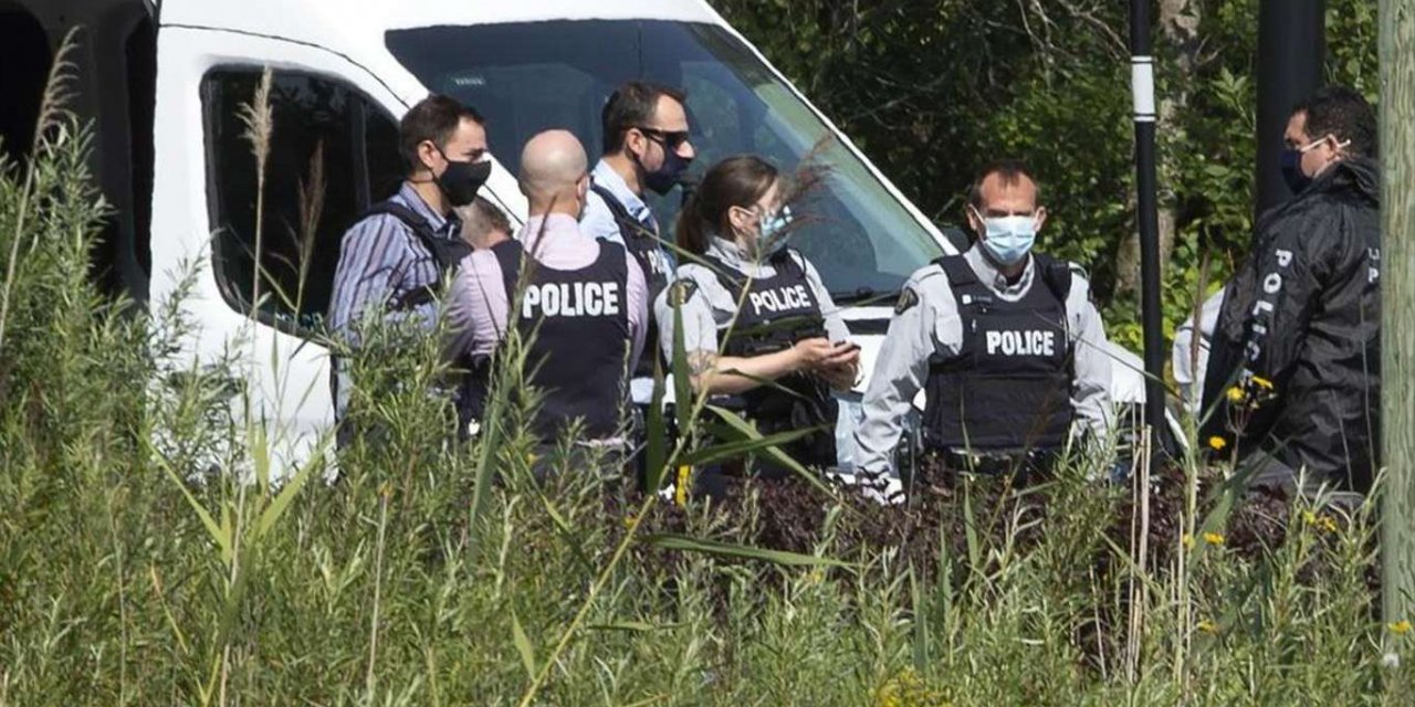 Kanada'da ortaçağ kostümlü biri 2 kişiyi bıçakla öldürdü