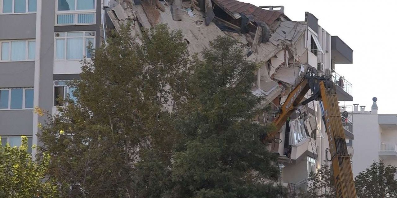 İzmir depreminde hasar gören binaların yıkımına başlandı