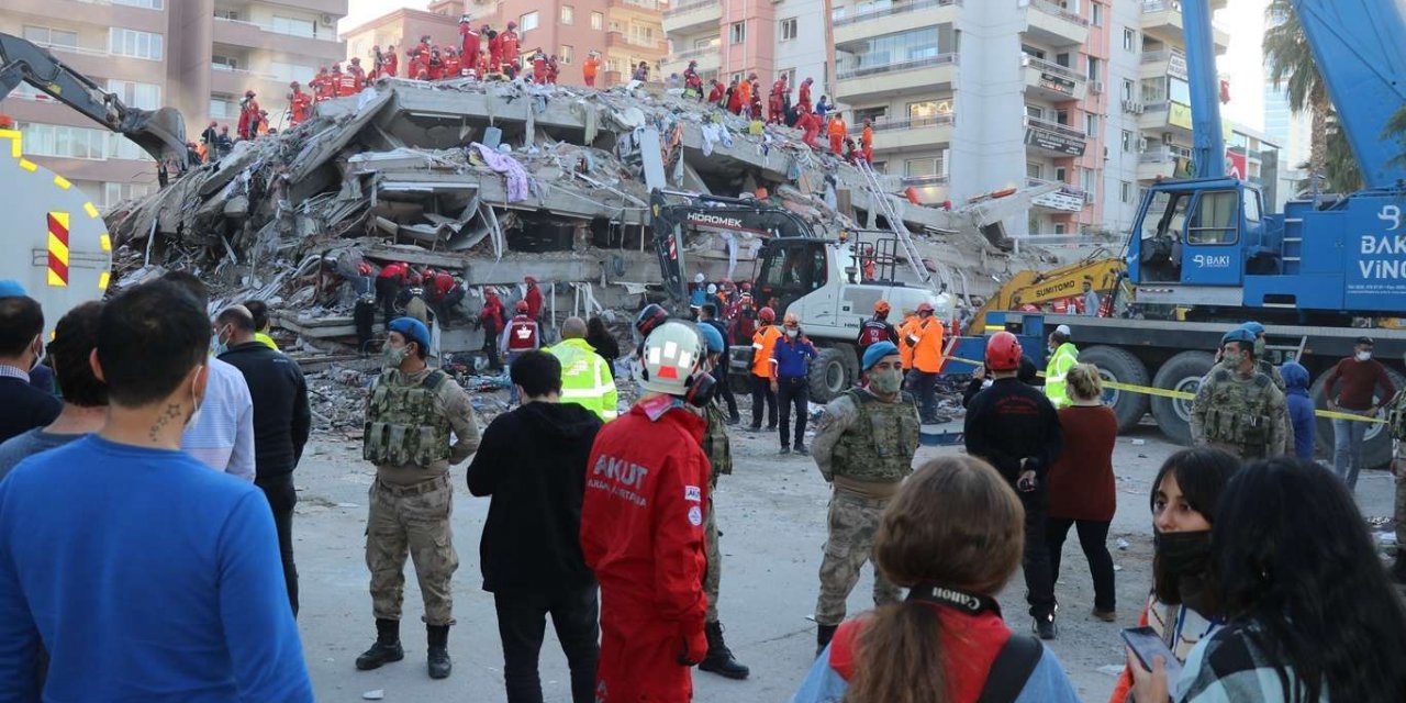 İzmir'deki depremde ölenlerin sayısı 64'e yükseldi