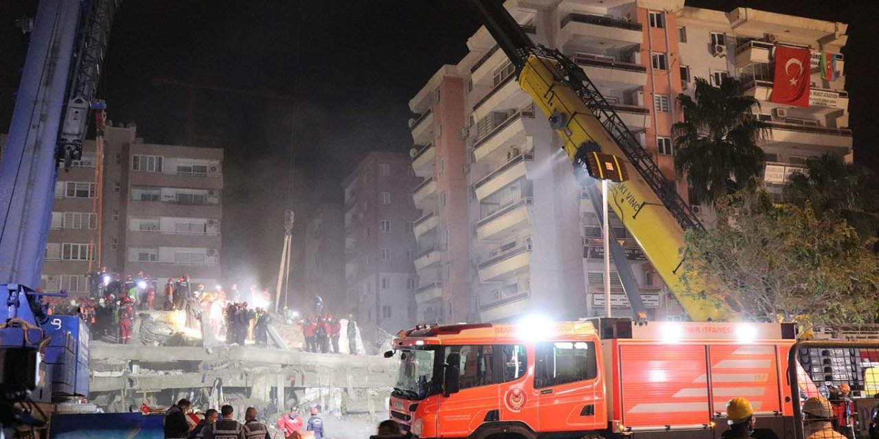 Depremin üçüncü gecesinde de arama-kurtarma çalışmaları sürüyor