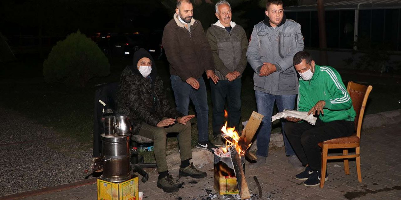 İzmir'de depremden etkilenen çok sayıda aile geceyi dışarıda geçiriyor