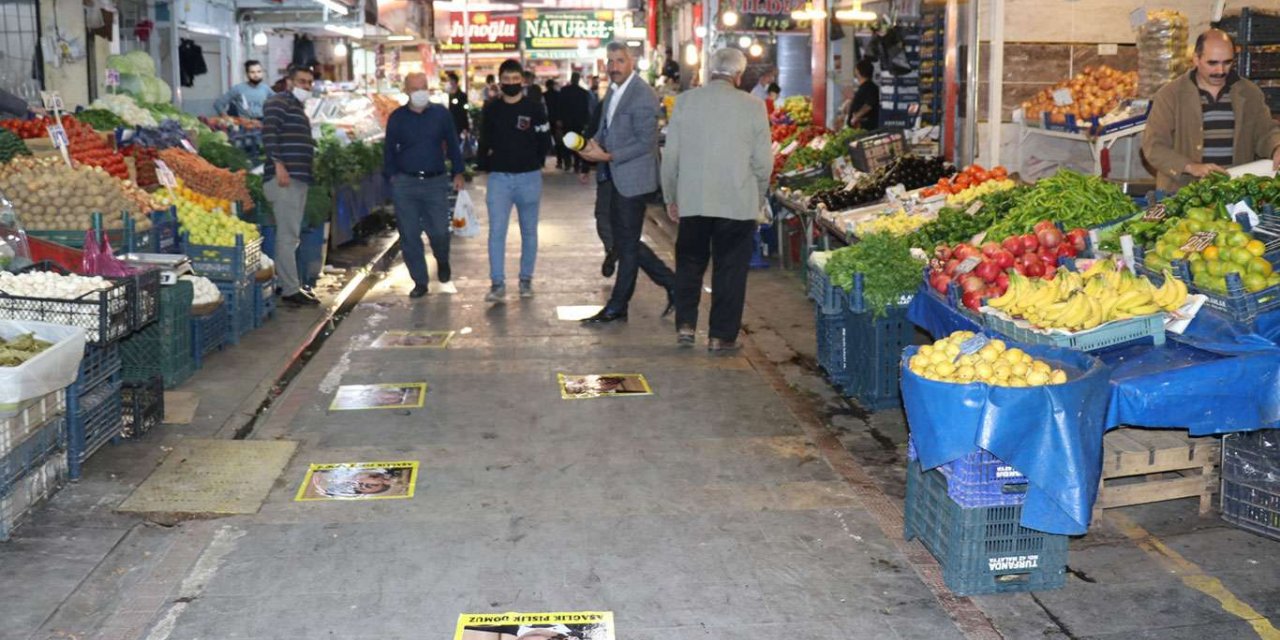 Sosyal mesafe etiketi yerine Macron'un posterlerini kullandılar