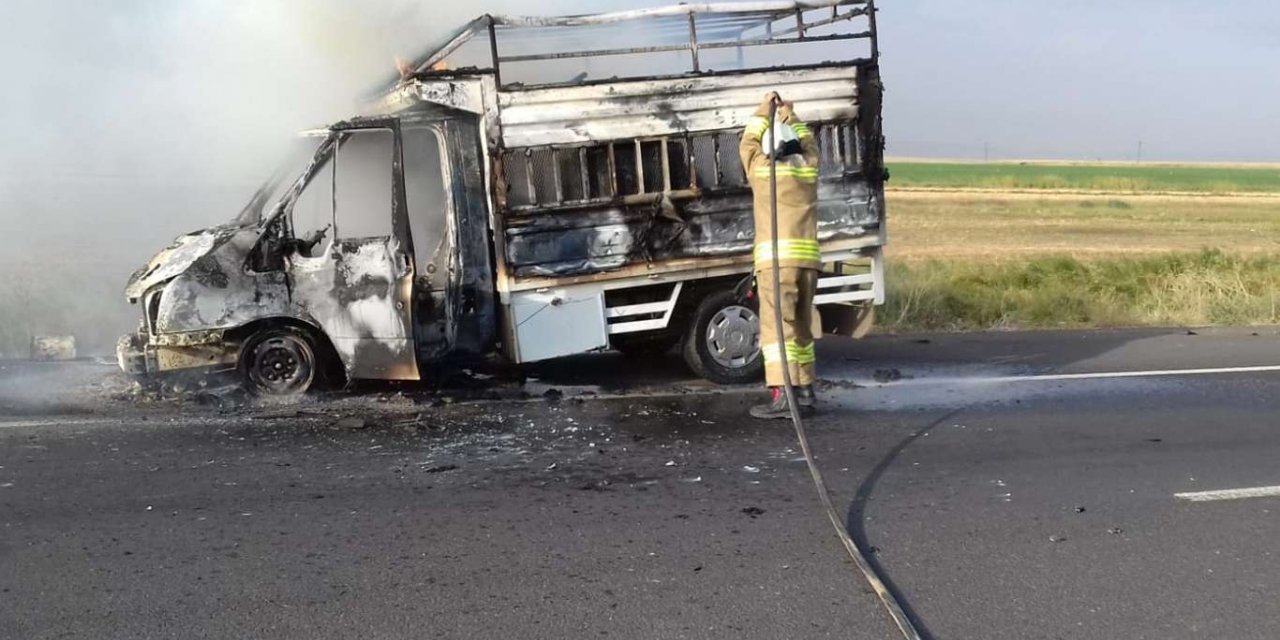 Seyir halinde alev alan kamyonetten geriye iskeleti kaldı