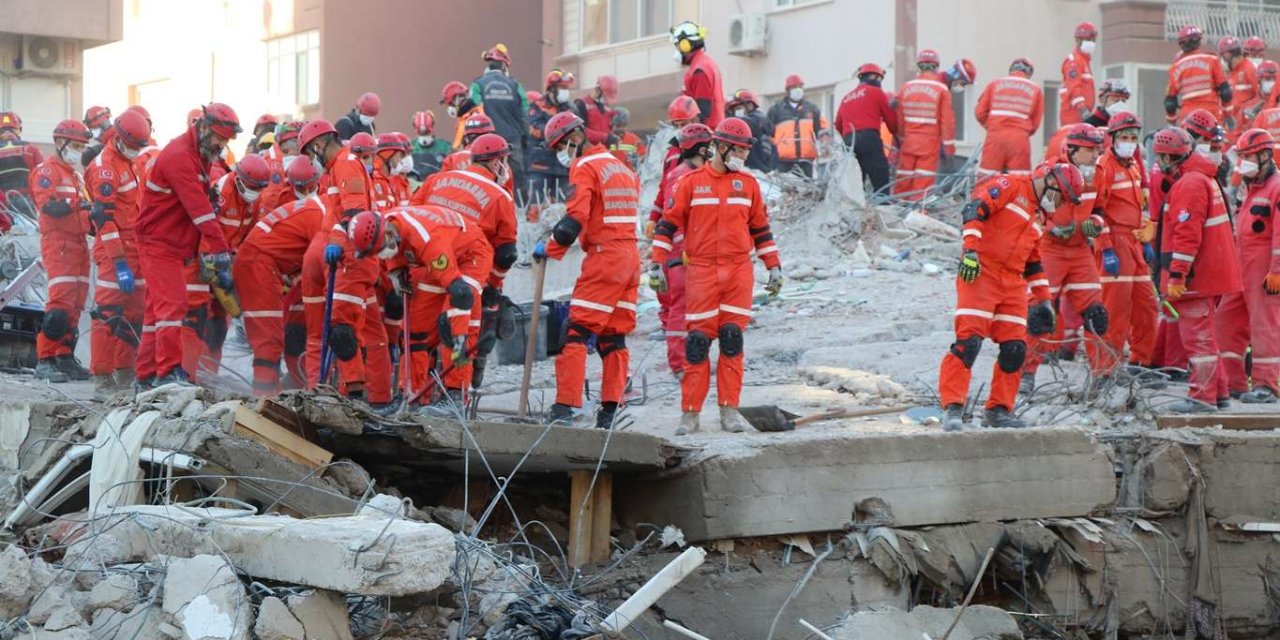 İzmir'de yıkılan binalarda arama-kurtarma çalışmaları devam ediyor