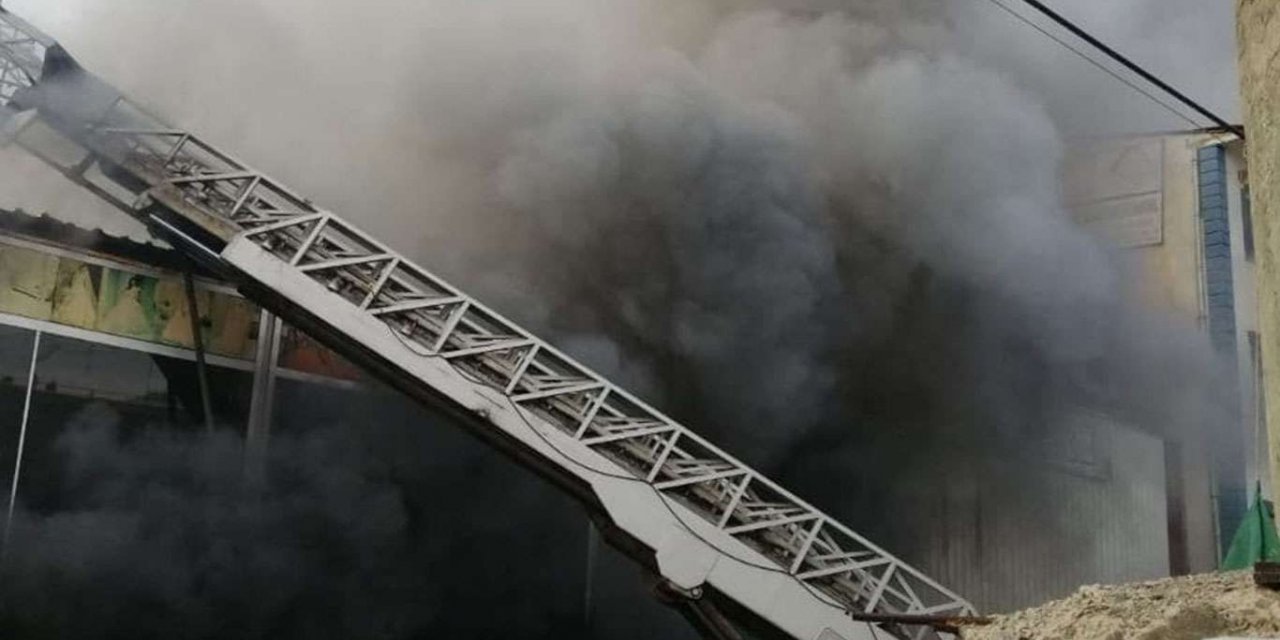 Özalp'ta büyük yangın: En az 20 dükkan yandı