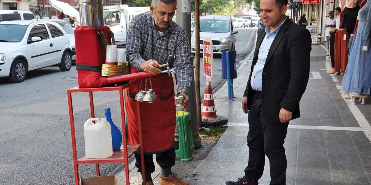 38 yıldır meyan şerbeti satarak ailesinin geçimini sağlıyor
