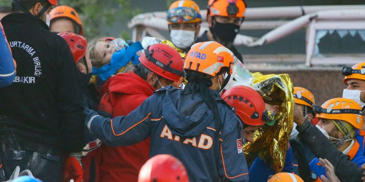 AFAD, Ayda bebeğin enkazda çıkarılma anının görüntülerini paylaştı