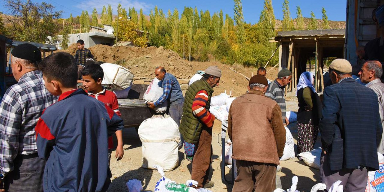 Köyde ürettikleri kışlık organik mahsulleri batı illerindeki yakınlarına gönderiyorlar