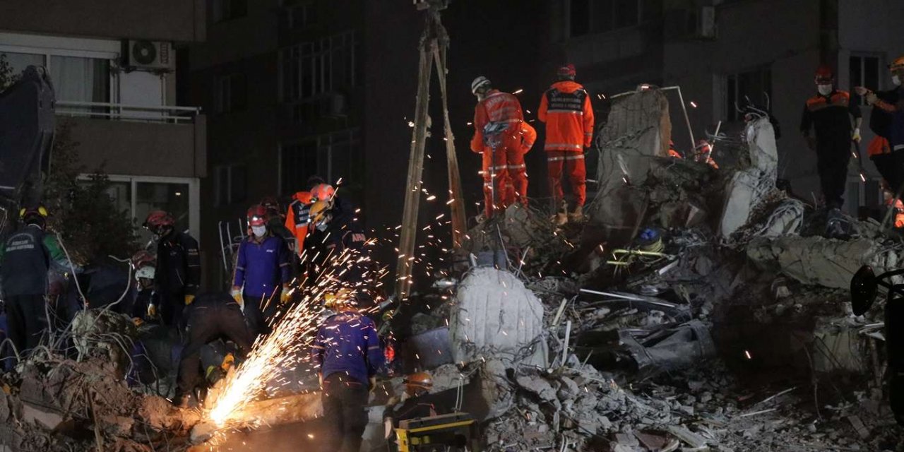 İzmir depreminde yıkılan binalarda çalışmalar devam ediyor