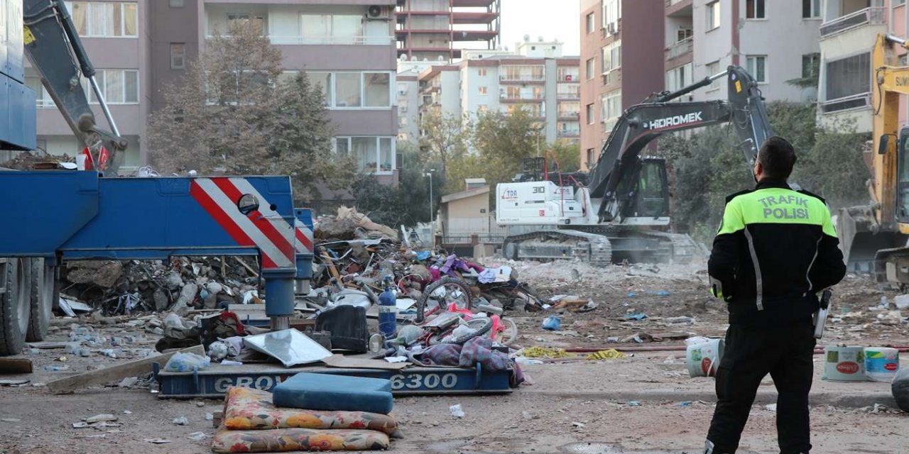 İzmir’de yıkılan Rıza Bey Apartmanı’nda çalışmalarda sona gelindi