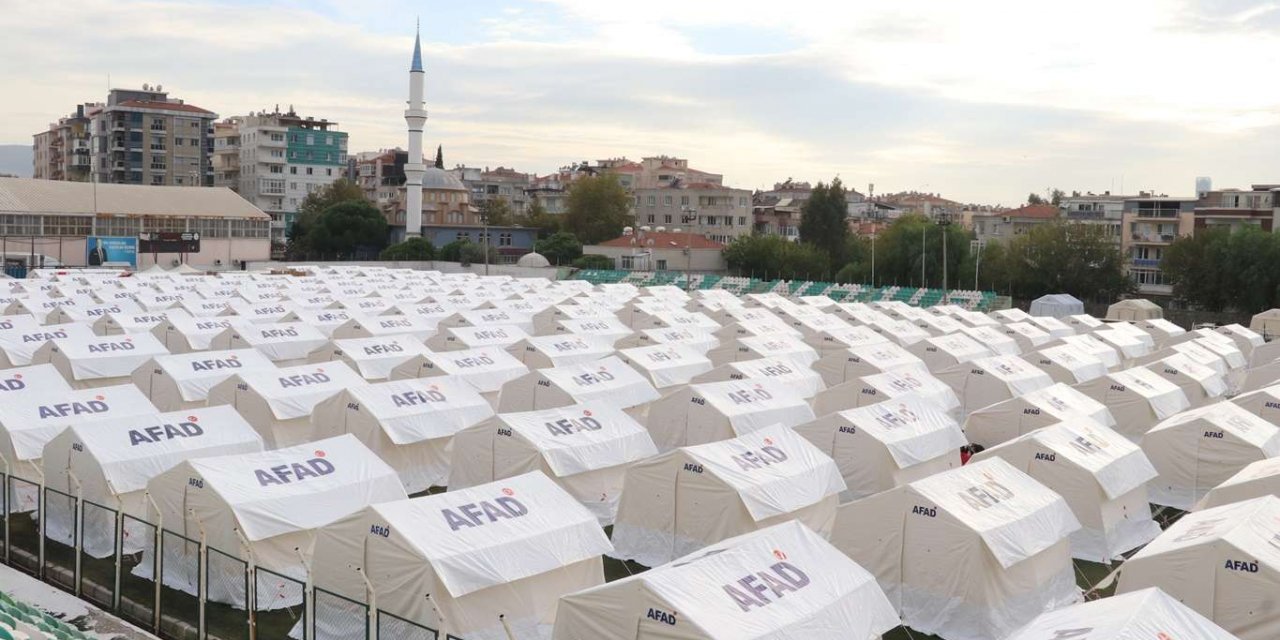 İzmir depreminde evleri yıkılanlar çadırlarda kalıyor