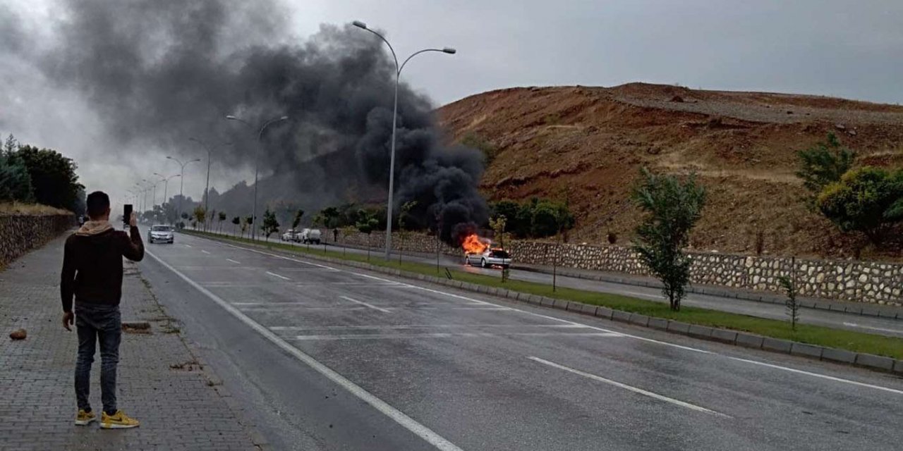 Adıyaman'da araç hareket halindeyken alev aldı