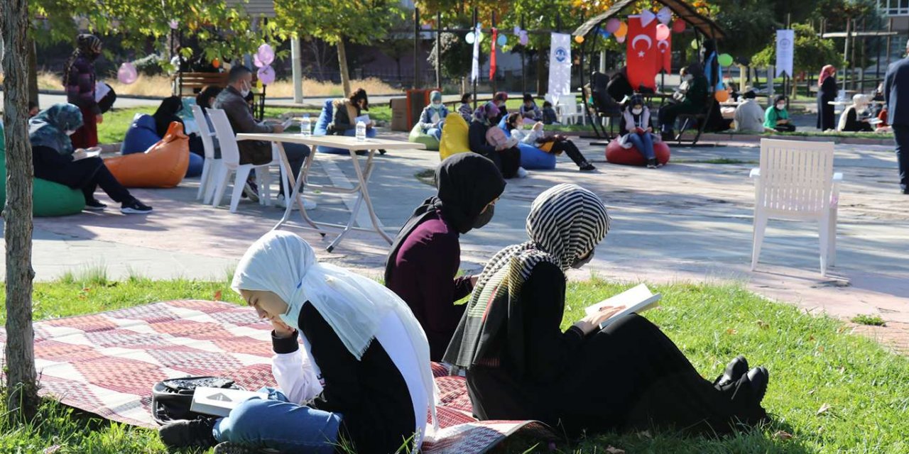 Malatya Müftülüğünün düzenlediği kitap okuma etkinliği yoğun ilgi gördü