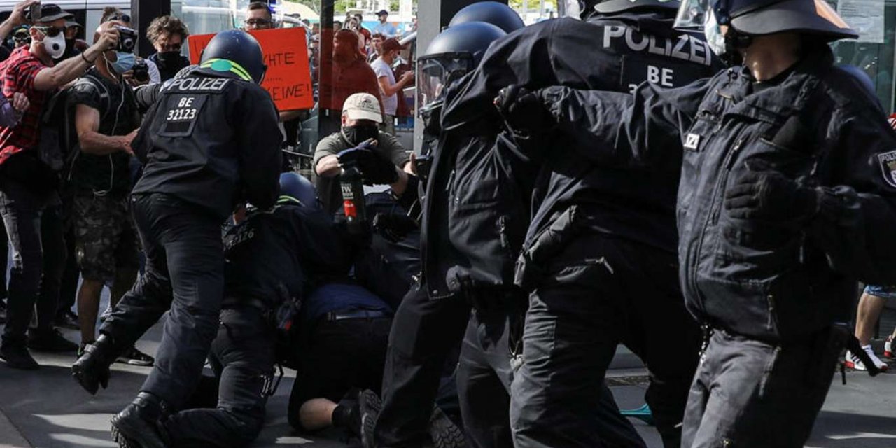 Covid-19 önlemlerinin protesto edildiği Almanya’da çok sayıda kişi gözaltına alındı