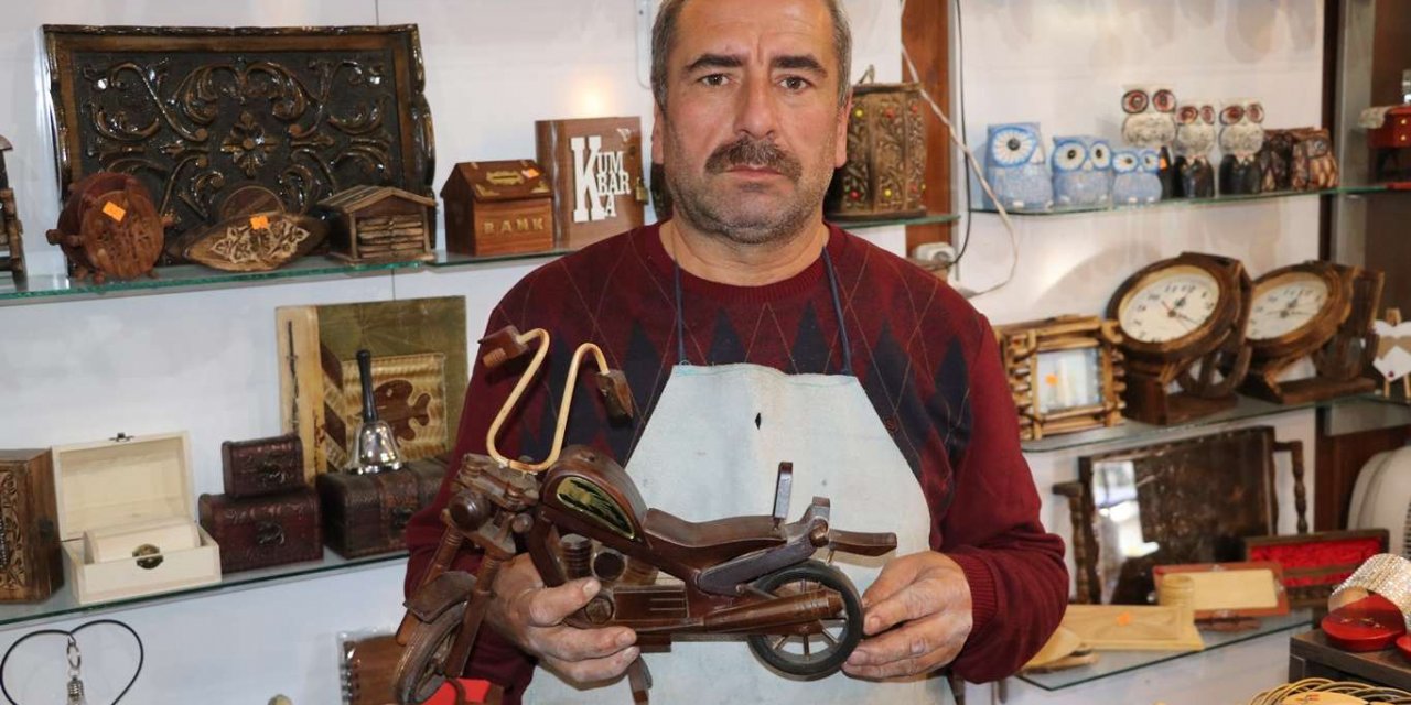 Hobi olarak başladığı ahşap işlemeciliği ikinci mesleği oldu