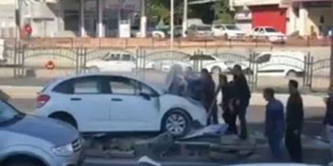 Diyarbakır Seyrantepe Kavşağı'nda otomobil orta refüje çarptı