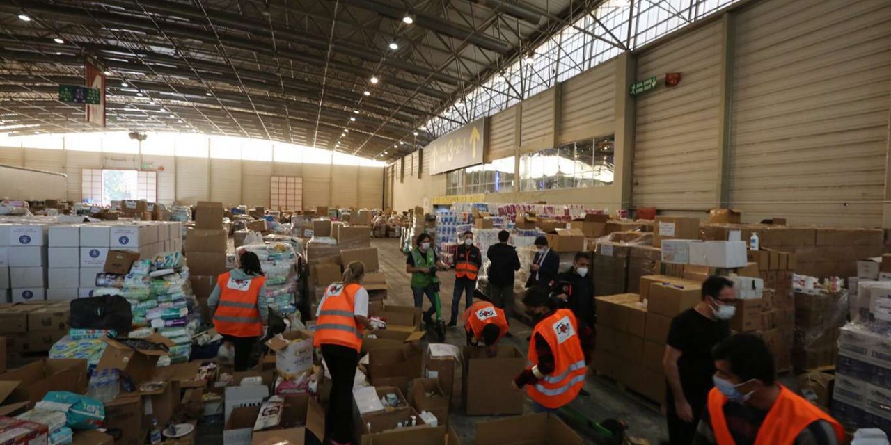 İzmir'deki depremzedelere insani yardım