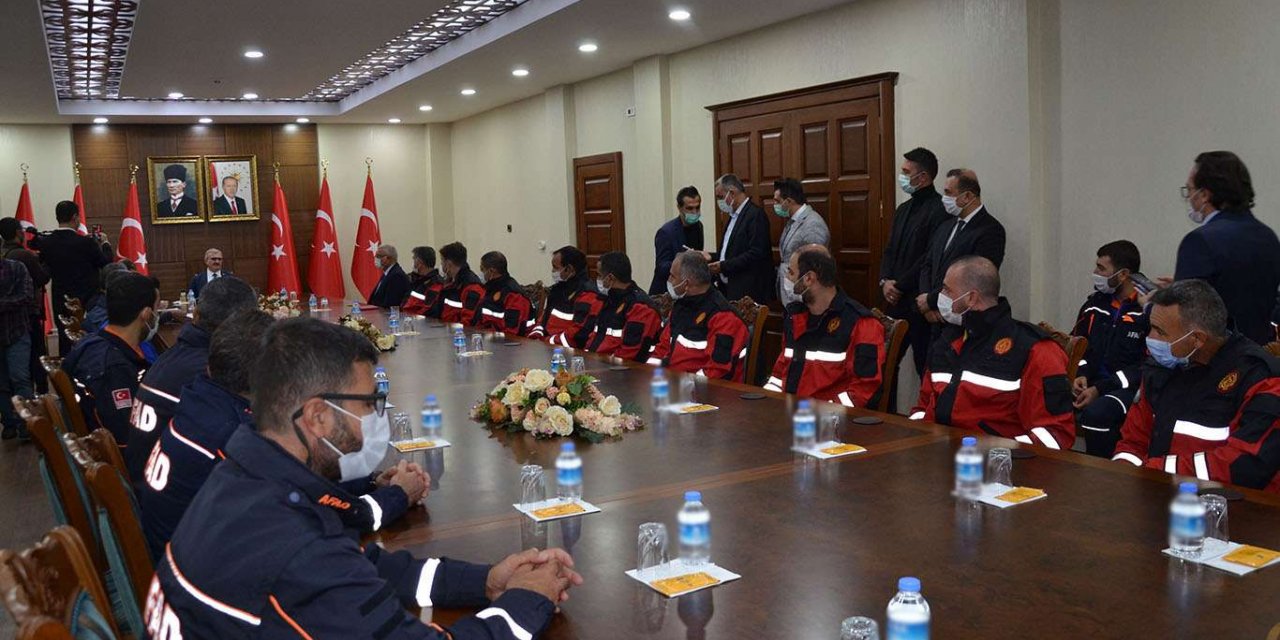 Diyarbakır'dan İzmir'e giden arama kurtarma ekibini Vali Karaloğlu makamında ağırladı