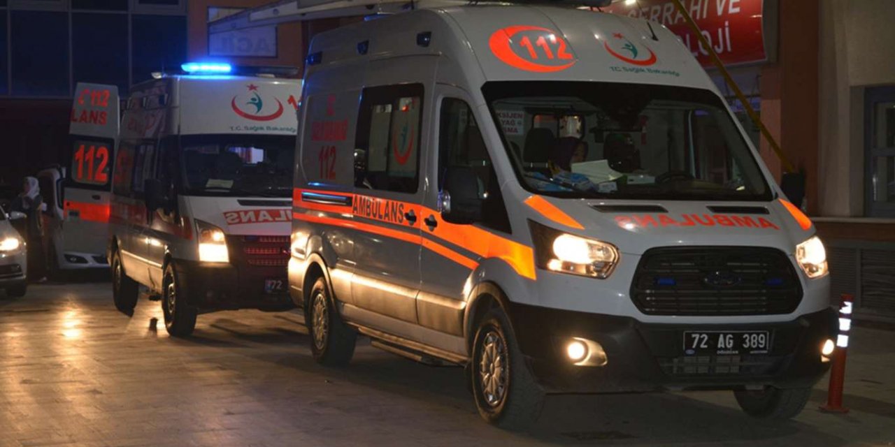 Batman-Kozluk karayolu Samanyolu yakınlarında işçi servisi ile otomobil çarpıştı: 14 yaralı