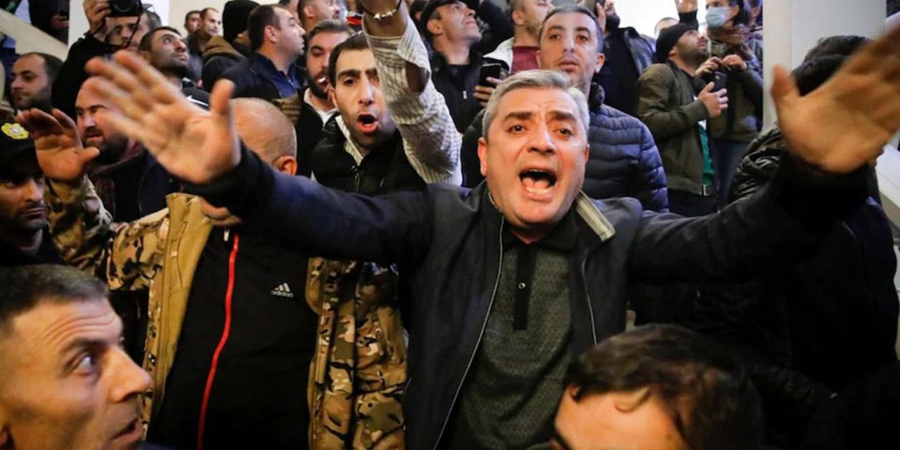 Ermenistan'da halk devlet binalarına saldırdı