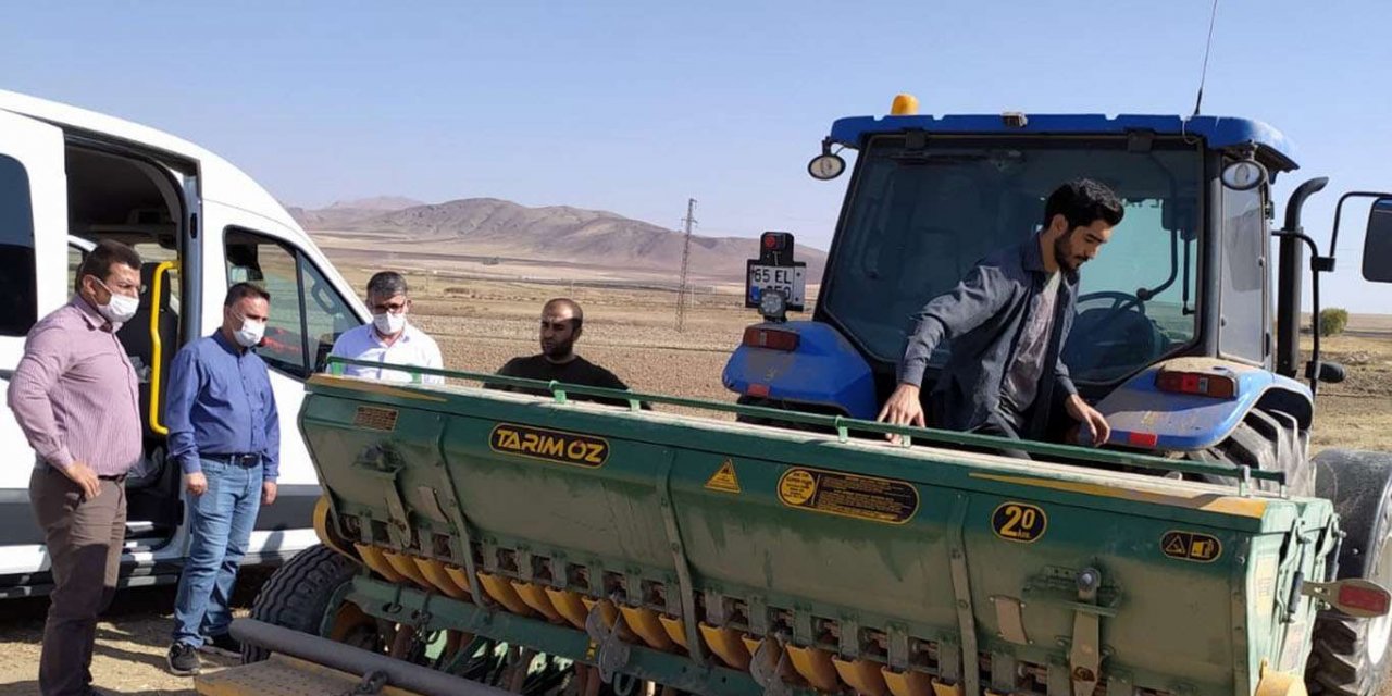 Van'da arpa ve buğday demonstrasyonu