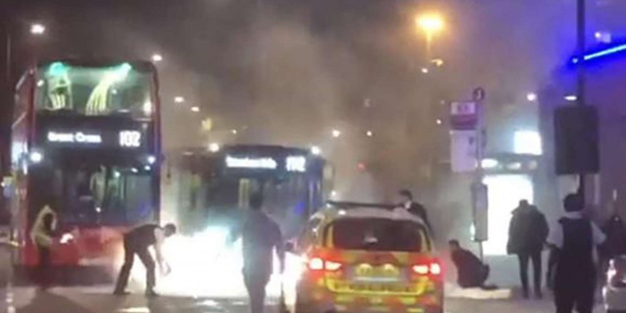 Londra’da arabasıyla polis merkezine çarpan şahıs caddeyi ateşe verdi