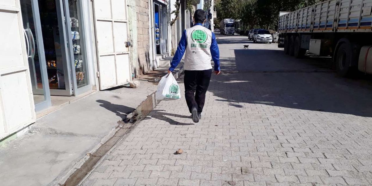 Mardin Umut Kervanı yüzlerce maske dağıttı