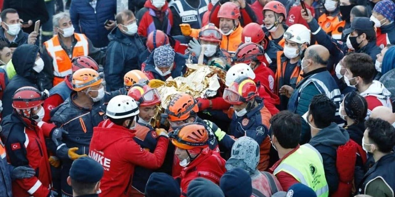 İzmir'deki depremde enkazdan 65 saat sonra çıkarılan Elif taburcu edildi