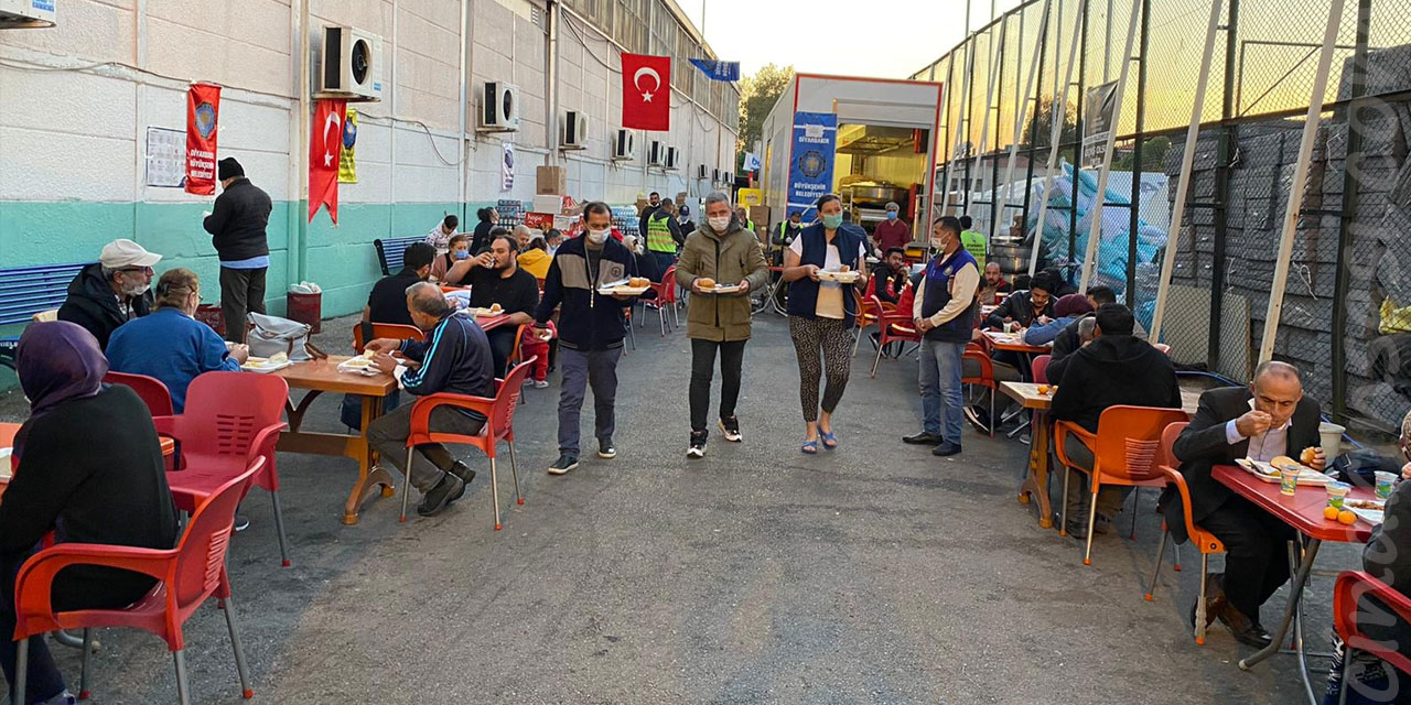 Diyarbakır Büyükşehir Belediyesinin aşevi tırı İzmir’de hizmetini sürdürüyor