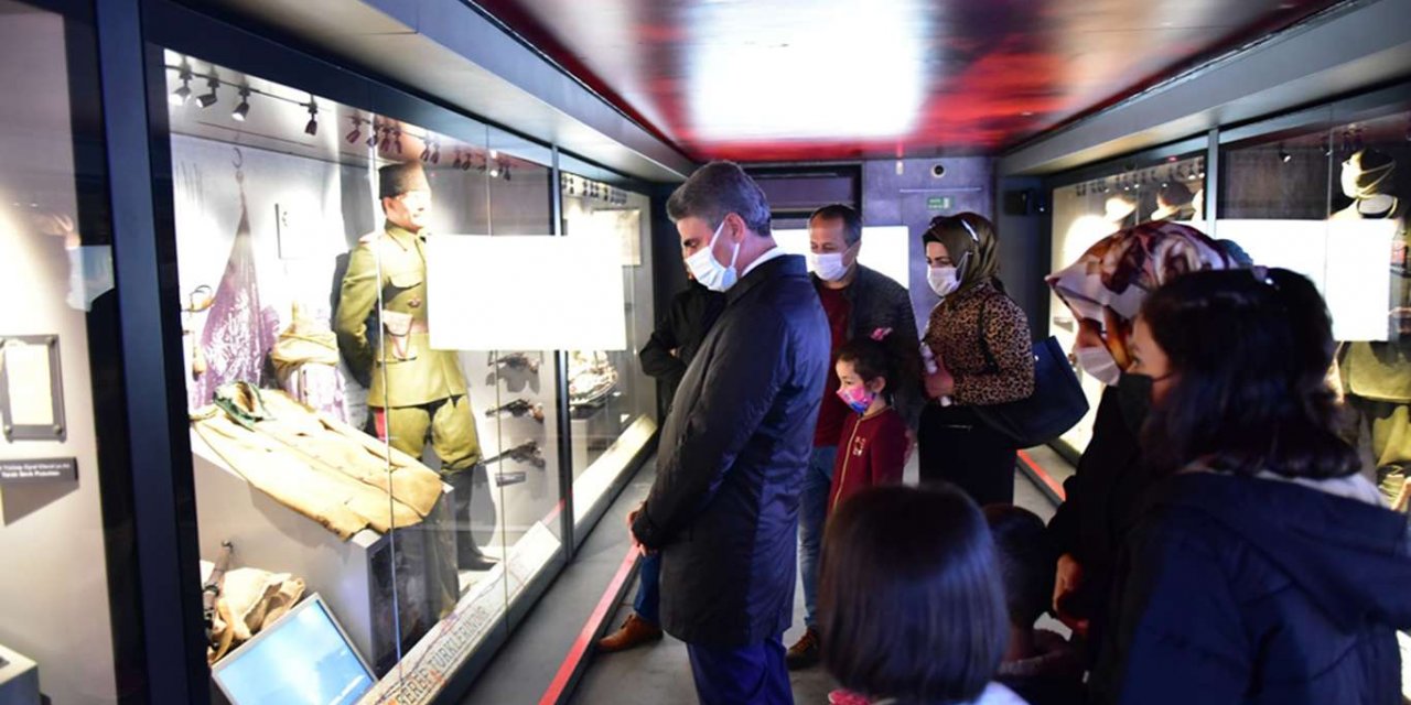 Malatya Valisi Baruş, Çanakkale Savaşları Mobil Müzesi'ni ziyaret etti