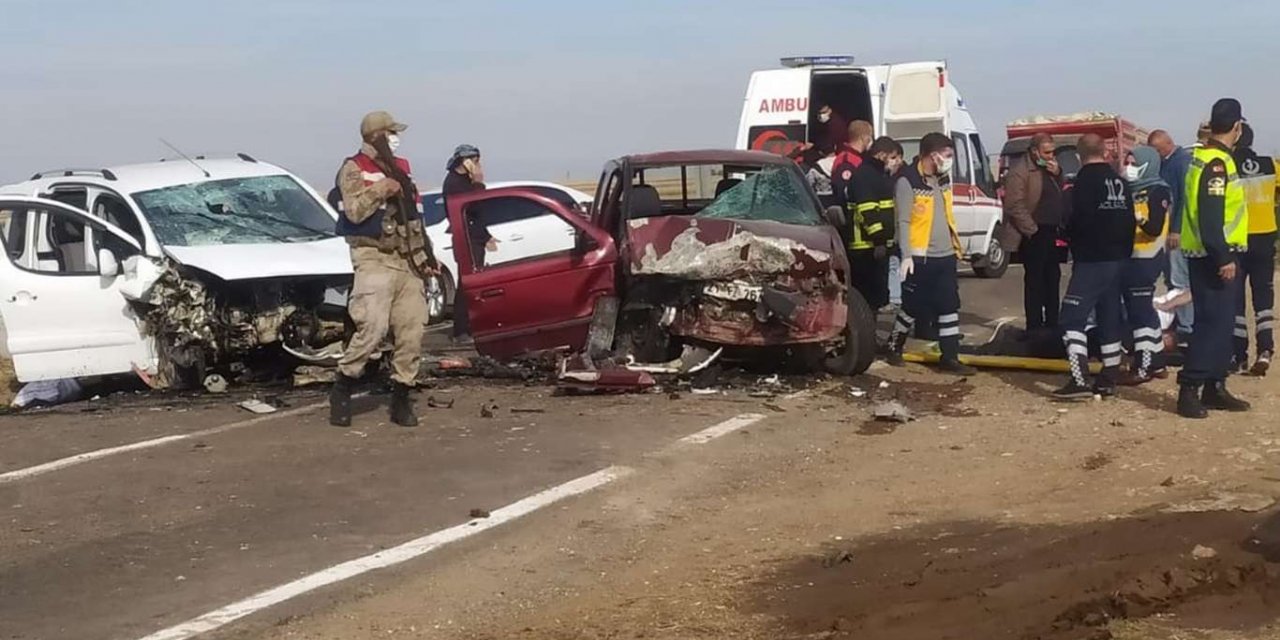 Siverek-Viranşehir yolu Çiftçiler mahallesi yakınlarında 2 kamyonet kafa kafaya çarpıştı: 10 yaralı